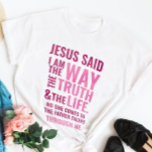 Ich bin der T - Shirt des Weges<br><div class="desc">Christlicher T - Shirt mit dem biblischen Vers von Johannes 14:6 Jesus sagte ihm: "Ich bin der Weg, die Wahrheit und das Leben. Niemand kann zum Vater kommen, außer durch mich." Die Verse sind in blauen Pastellfarben und in gemischter Kalligraphie & minimalistischer Typografie. Dieses trendige, moderne Design ist das perfekte...</div>