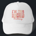 Ich bin die Brautjungfrau. Ich bin Personalisiert Truckerkappe<br><div class="desc">Mit unserem "It's Me Hi I'm the Bridesmaid" Personalisierten LKW-Hut - eine fantastische Ergänzung zu Ihrem Maid-Ensemble. Dieser trendige und niedliche pfirsichfarbene Korallenrosa ist mehr als nur ein Headpiece; es ist ein stilvoller Ausdruck Ihrer Rolle im Brautparty. Mit einem Retro-Wavy-Text mit der personalisierten Touch Ihres Namens zeichnet sich dieser LKW-Fahrer...</div>