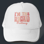 Ich bin die Brautjungfrau. Ich bin Personalisiert Truckerkappe<br><div class="desc">Mit unserem "It's Me Hi I'm the Bridesmaid" Personalisierten LKW-Hut - eine fantastische Ergänzung zu Ihrem Maid-Ensemble. Dieser trendige und niedliche pfirsichfarbene Korallenrosa ist mehr als nur ein Headpiece; es ist ein stilvoller Ausdruck Ihrer Rolle im Brautparty. Mit einem Retro-Wavy-Text mit der personalisierten Touch Ihres Namens zeichnet sich dieser LKW-Fahrer...</div>