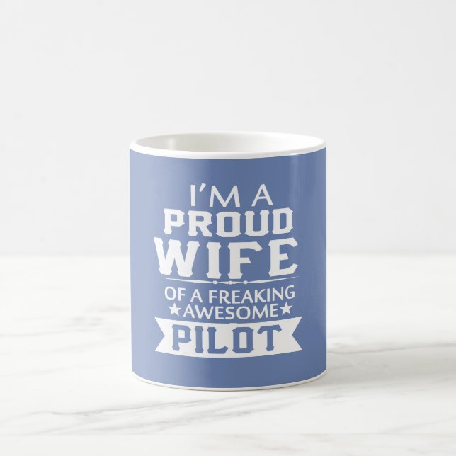 Ich bin die EHEFRAU EINES STOLZES PILOT Kaffeetasse (Mittel)
