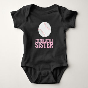 "Ich bin die kleine Schwester" Baseball Jersey Num Baby Strampler