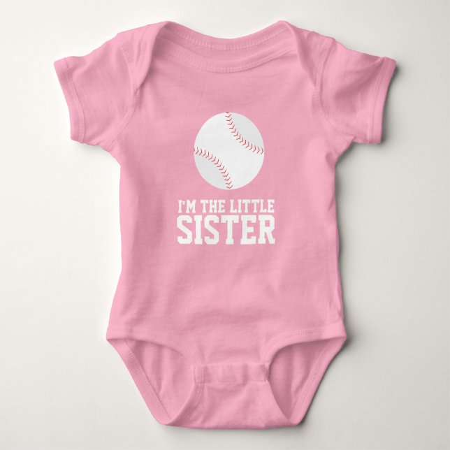 "Ich bin die kleine Schwester" Baseball Jersey Num Baby Strampler (Vorderseite)