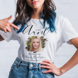 Ich bin die Tante | Graduate Foto T - Shirt<br><div class="desc">Ich bin die Tante des Graduates 'ihren Namen' Abschluss-Hemden. Das Hemd verfügt über einen kratzenden Foto-Effekt mit einer modernen Textvorlage für den Abschluss. Der Textstil,  die Größe und die Farbe können durch Anklicken des Links nach der Personalisierung angepasst werden.</div>