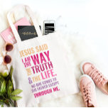 Ich bin die Way-Lebensmitteltasche in brillantem S Wiederverwendbare Einkaufstasche<br><div class="desc">Grocery Tag in leuchtendem Schreiben mit dem biblischen Vers von Johannes 14:6 Jesus sagte ihm: "Ich bin der Weg, die Wahrheit und das Leben. Niemand kann zum Vater kommen, außer durch mich." Die Verse sind in orangefarbenen und rosafarbenen Farben und in gemischter Kalligraphie & minimalistischer Typografie. Dieses trendige, moderne Design...</div>