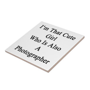 Ich bin dieses niedliche Mädchen, das auch ein Fliese