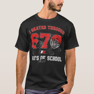 Ich bin durch 67 Schultage mit Eishockey Kids hind T-Shirt