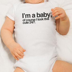 Ich bin ein Baby, natürlich sehe ich so niedlich a Baby Strampler