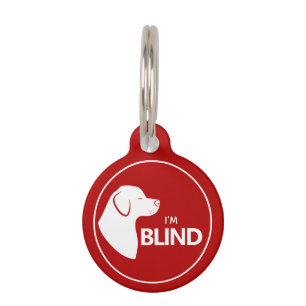 Ich bin ein blinder weißer Hund auf rotem Bewussts Haustiermarke