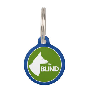 Ich bin ein blinder weißer Hund mit aufgestellten  Haustiermarke