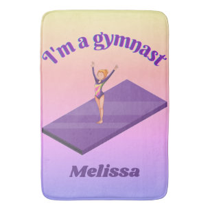 Ich bin ein Gymnastikmädchen mit Leotard auf Lila  Badematte