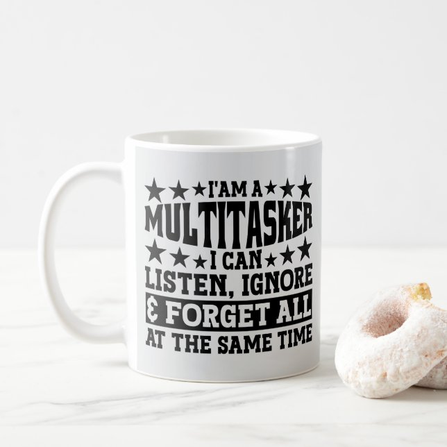 Ich bin ein Multitasker, dem ich zuhören kann, das Kaffeetasse (Mit Donut)