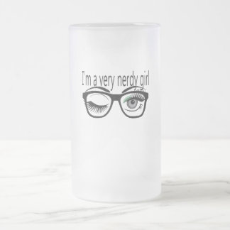 Ich bin ein sehr Nerdy Girl mit grünem Augschatten Mattglas Bierglas