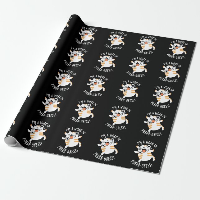Ich bin ein Werk in Purr-gress Funny Cat Pun Dark  Geschenkpapier (Ungerollt)