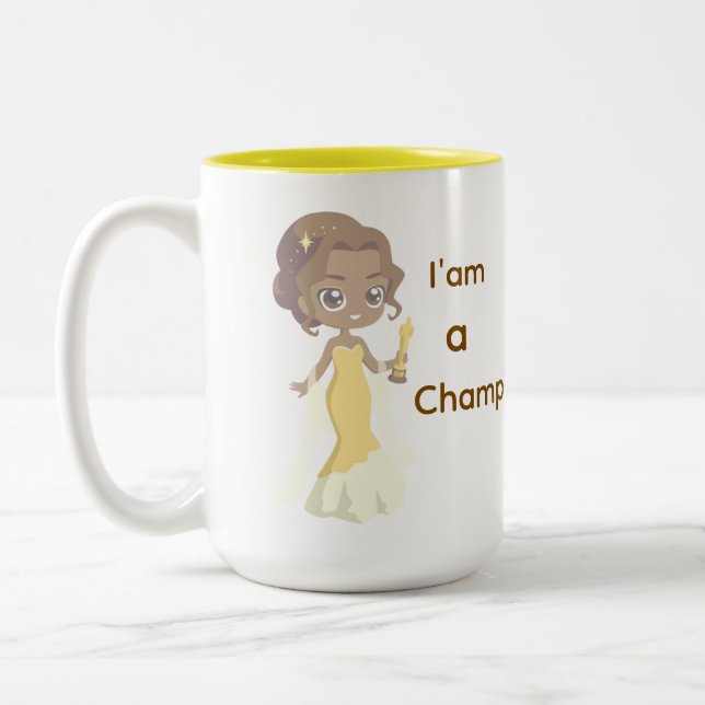 Ich bin eine Champion-Frau in der Tasse des Gelben (Links)