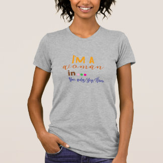 Ich bin eine Frau in … Minimaler Spruch T-Shirt