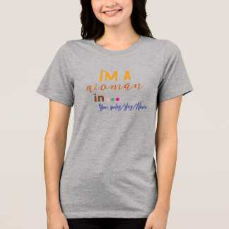 Ich bin eine Frau in … Minimaler Spruch Tri-Blend Shirt