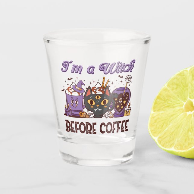 Ich bin eine Hexe vor dem Kaffee Schnapsglas (Vorderseite)