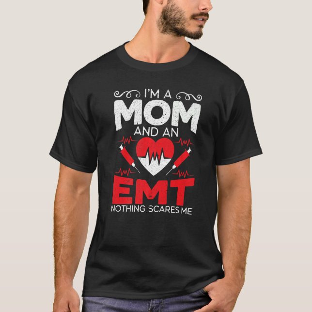 Ich bin eine Mama und eine EMC Paramedic Health Ca T-Shirt (Vorderseite)