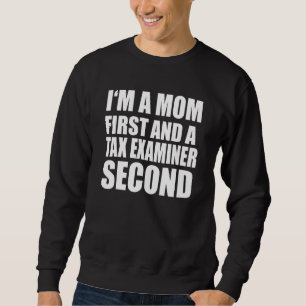 Ich bin eine Mama und eine Steuerprüferin, die ein Sweatshirt