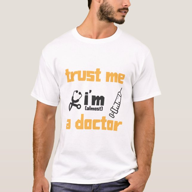 Ich bin fast ein Arzt T-Shirt für Medizinstudenten (Vorderseite)