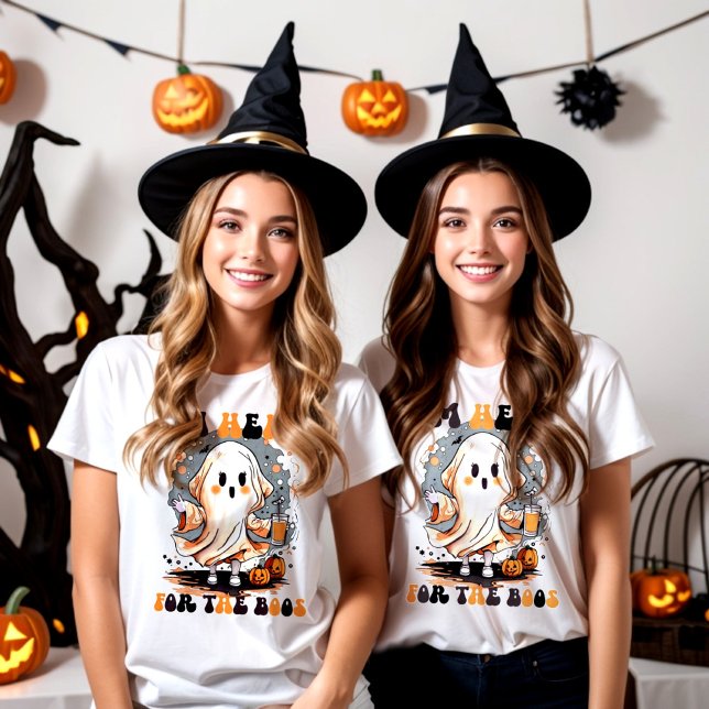 Ich bin für die Boos hier T-Shirt (two girls celebrating halloween with a ghost design t-shirt saying i'm here for the boos)