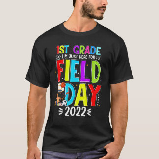 Ich bin gerade hier für Feldtag 2022 1. Klasse T-Shirt