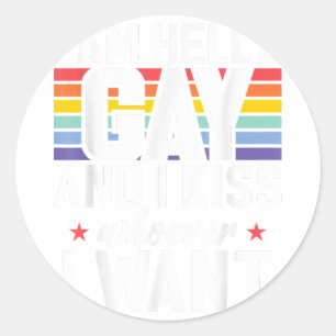 Ich bin Hella Gay und ich küss wer auch immer ich  Runder Aufkleber
