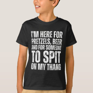 Ich bin hier für Bretzel und Bier Ual Erwachsene 2 T-Shirt