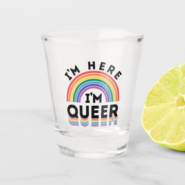 Ich bin hier, ich bin Queer Gay Pride Month Rainbo Schnapsglas (Vorderseite)