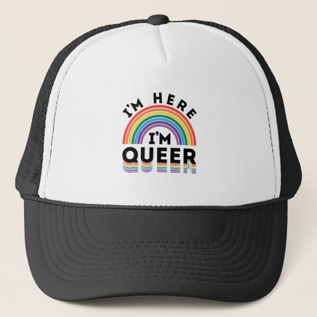 Ich bin hier, ich bin Queer Gay Pride Month Rainbo Truckerkappe (Vorderseite)