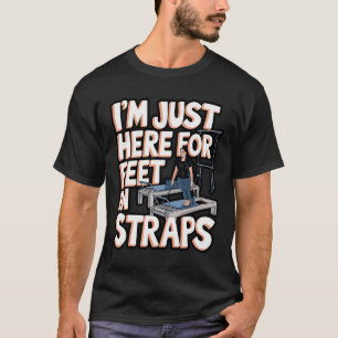 Ich bin hier nur für Füße in Gurten Pilates Yoga F T-Shirt