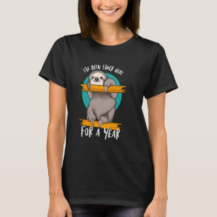 Ich bin hier seit einem Jahr fest, lustige Meme Ni T-Shirt