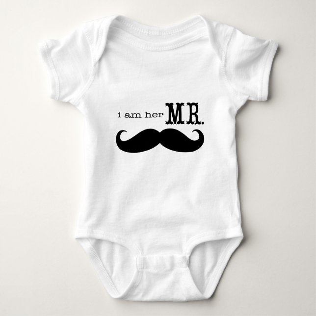Ich bin ihr Mr. Mustache Grooms Geschenke Baby Strampler (Vorderseite)