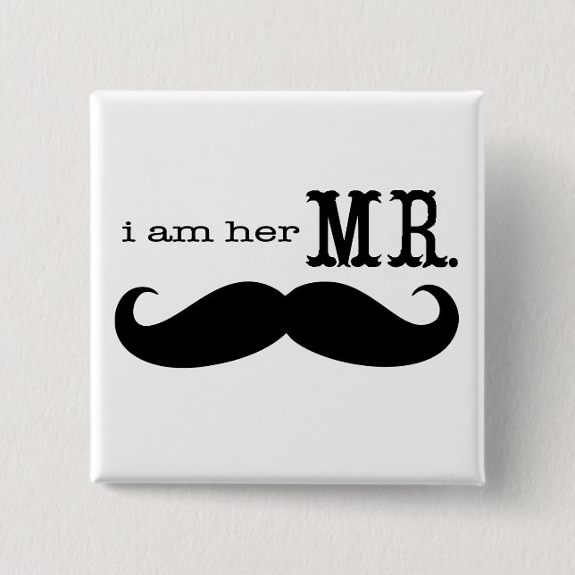 Ich bin ihr Mr. Mustache Grooms Geschenke Button (Vorderseite)