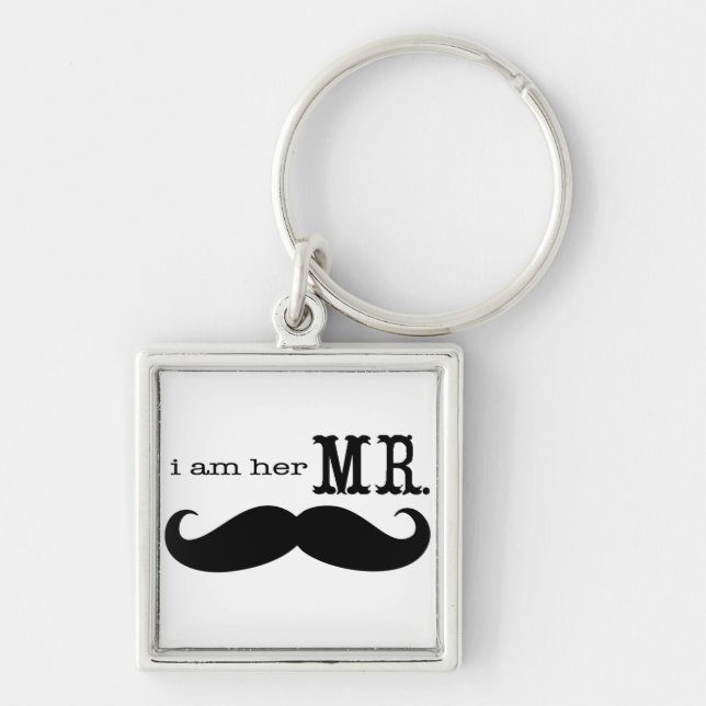 Ich bin ihr Mr. Mustache Grooms Geschenke Schlüsselanhänger (Vorne)