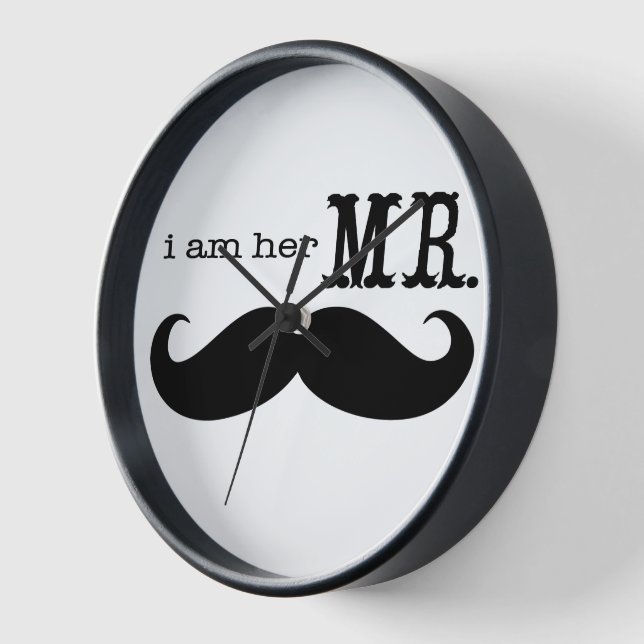 Ich bin ihr Mr. Mustache Grooms Geschenke Wanduhr (Winkel)