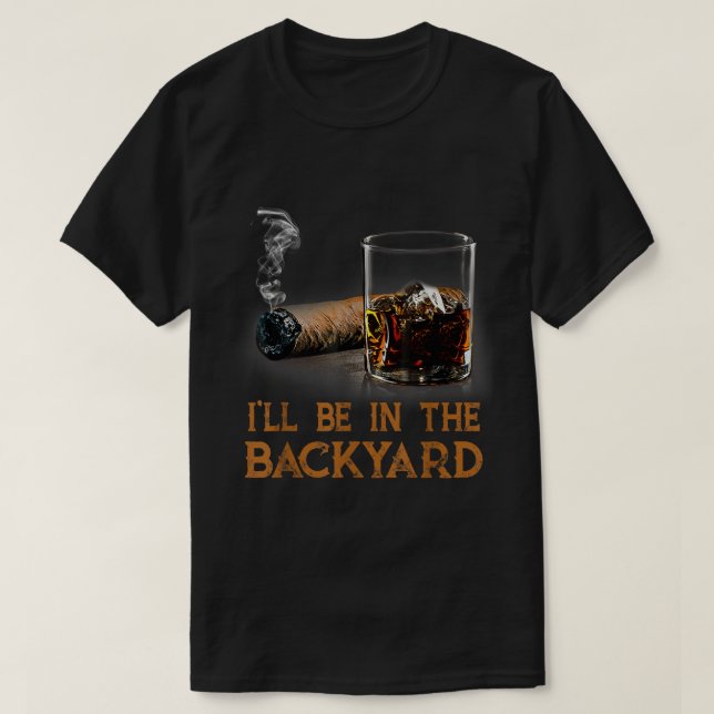 Ich bin im Backyard Bourbon Cigar T-Shirt (Design vorne)