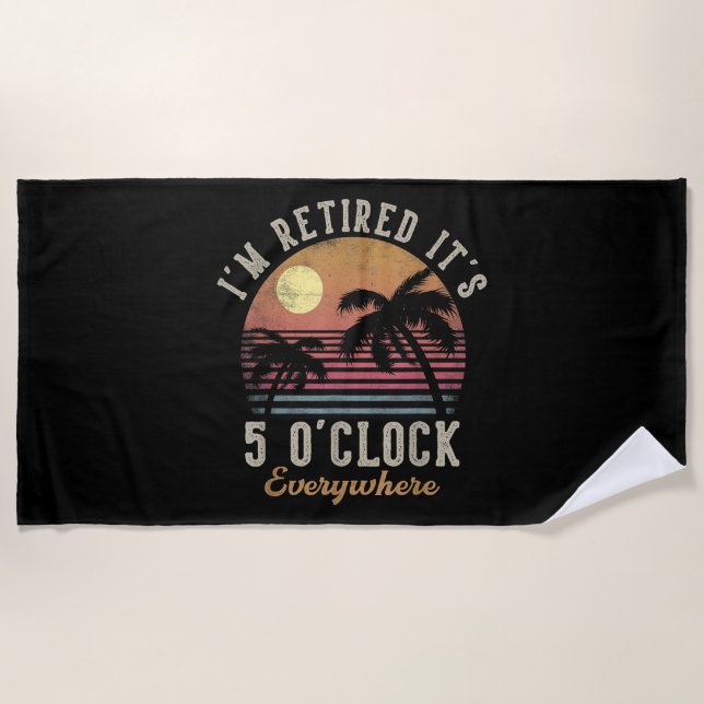 Ich bin im Ruhestand, es ist 5 Uhr überall Lustige Strandtuch (Vorderseite)