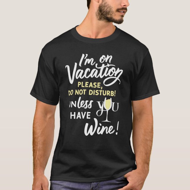 Ich bin im Urlaub: Wine Print Design T-Shirt (Vorderseite)