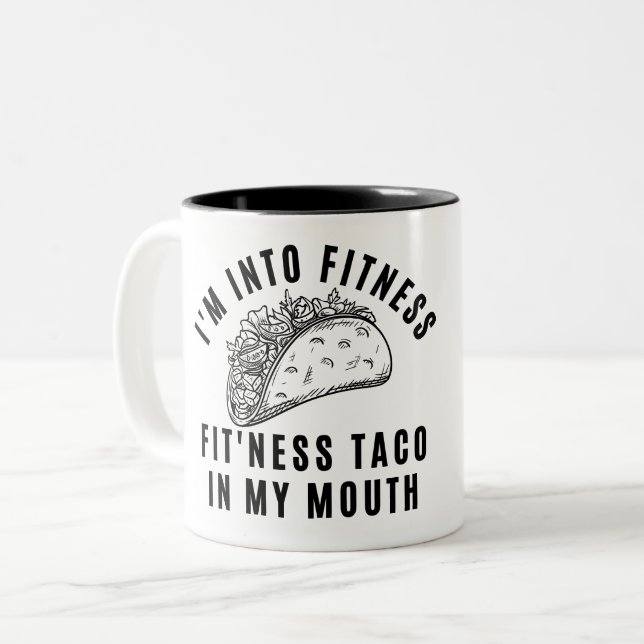 ICH BIN IN DIE FITNESS FITNESS TACO IN MEINEM MUND ZWEIFARBIGE TASSE (Vorderseite Links)