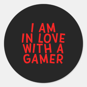 Ich bin in einen Gamer verliebt, süßes Valentinsta Runder Aufkleber