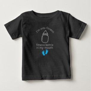 Ich bin in Fitness Fitness Flasche in meinem Mund Baby T-shirt