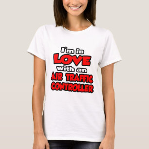 Ich bin in Liebe mit einem Fluglotsen T-Shirt