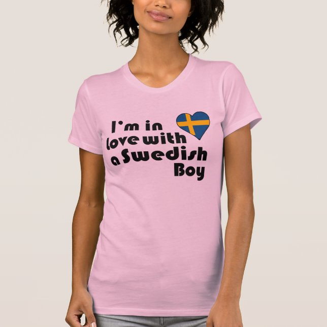 Ich bin in Liebe mit einem schwedischen Jungen T-Shirt (Vorderseite)