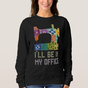 ICH BIN IN MEINEM BÜRO, indem ich die Näharbeiten Sweatshirt