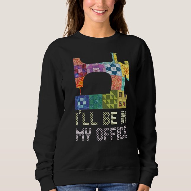 ICH BIN IN MEINEM BÜRO, indem ich die Näharbeiten  Sweatshirt (Vorderseite)
