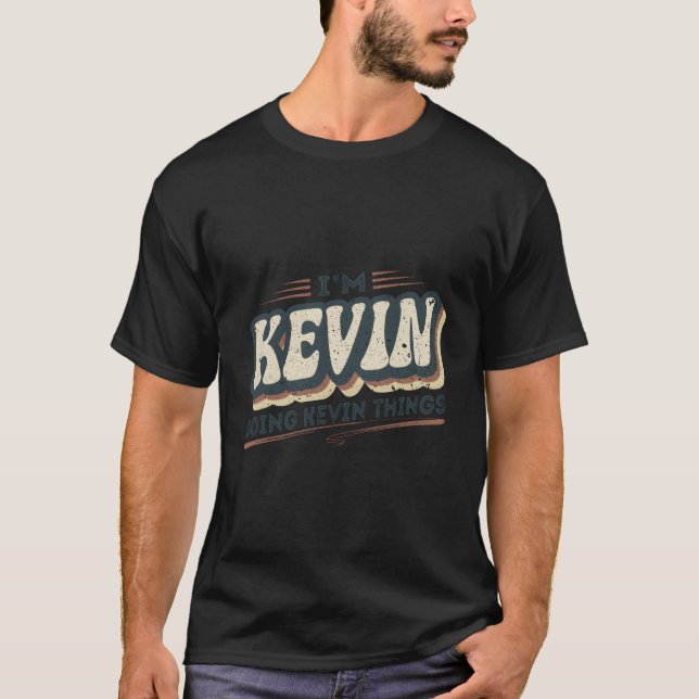 Ich bin Kevin Doing Kevin Things Funny Kevin First T-Shirt (Vorderseite)