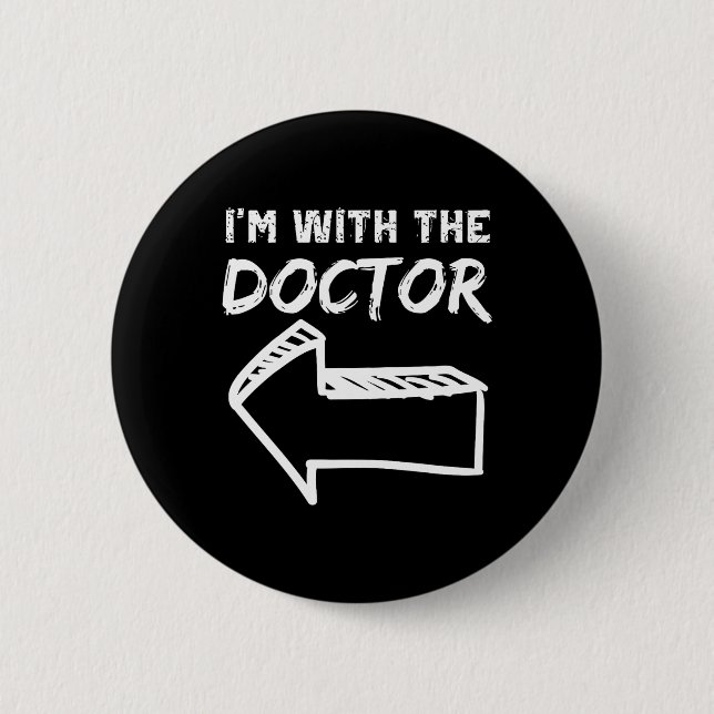 Ich bin mit dem Doktor Verlassen Arrow Funny Hallo Button (Vorderseite)