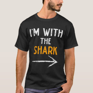 Ich bin mit dem Hai-Kostüm Halloween-Paar Matchi T-Shirt