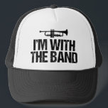 Ich bin mit der Band Funny Trumpet Truckerkappe<br><div class="desc">Ein cooles Marching Band Spaß Design für einen Bandfreak,  der Trompete spielt mit I'm With The Band geschrieben in Grunge Schriftart. Funny Trompeter Geschenk.</div>